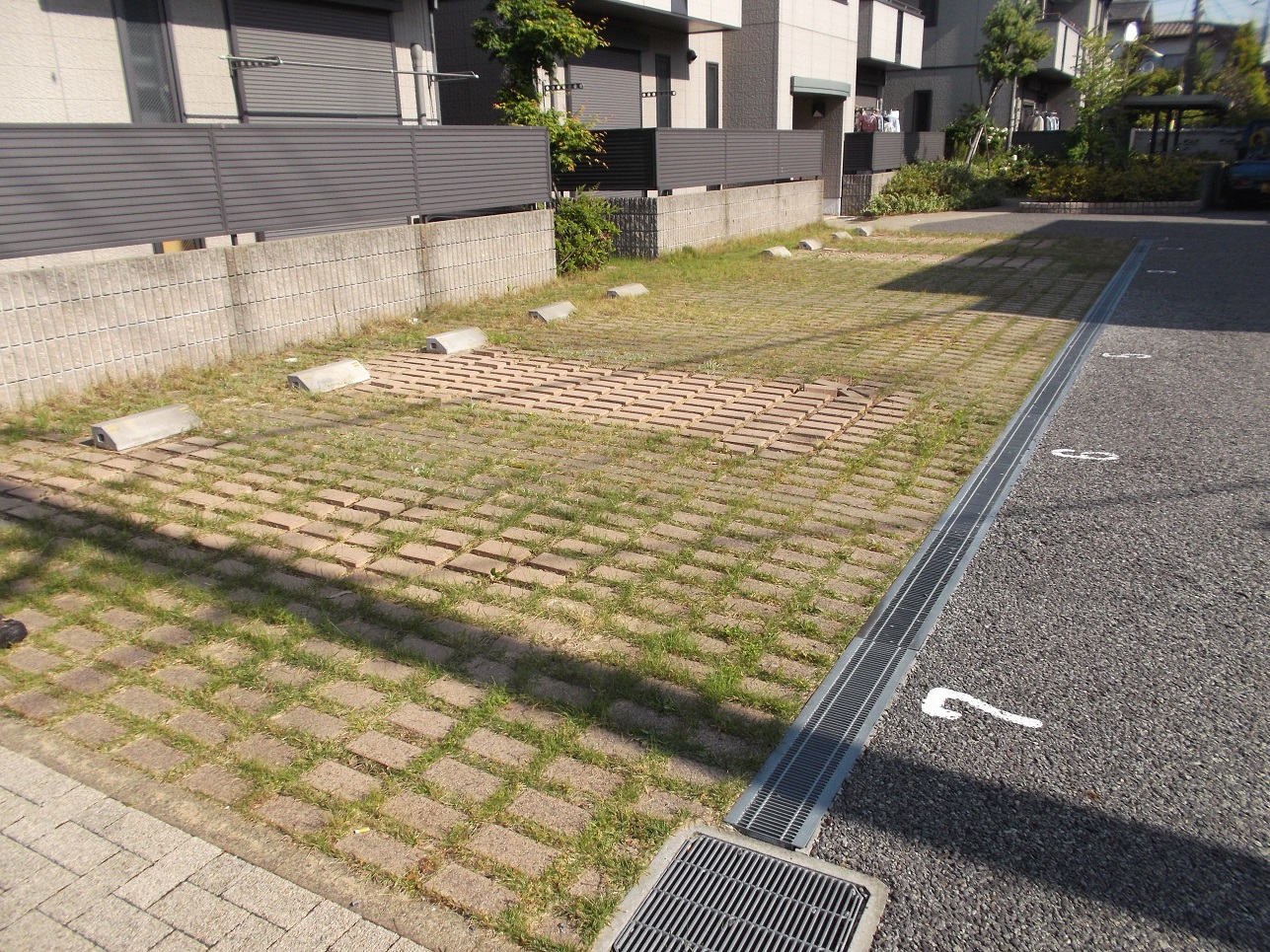 家 の 駐 車場 コンクリート